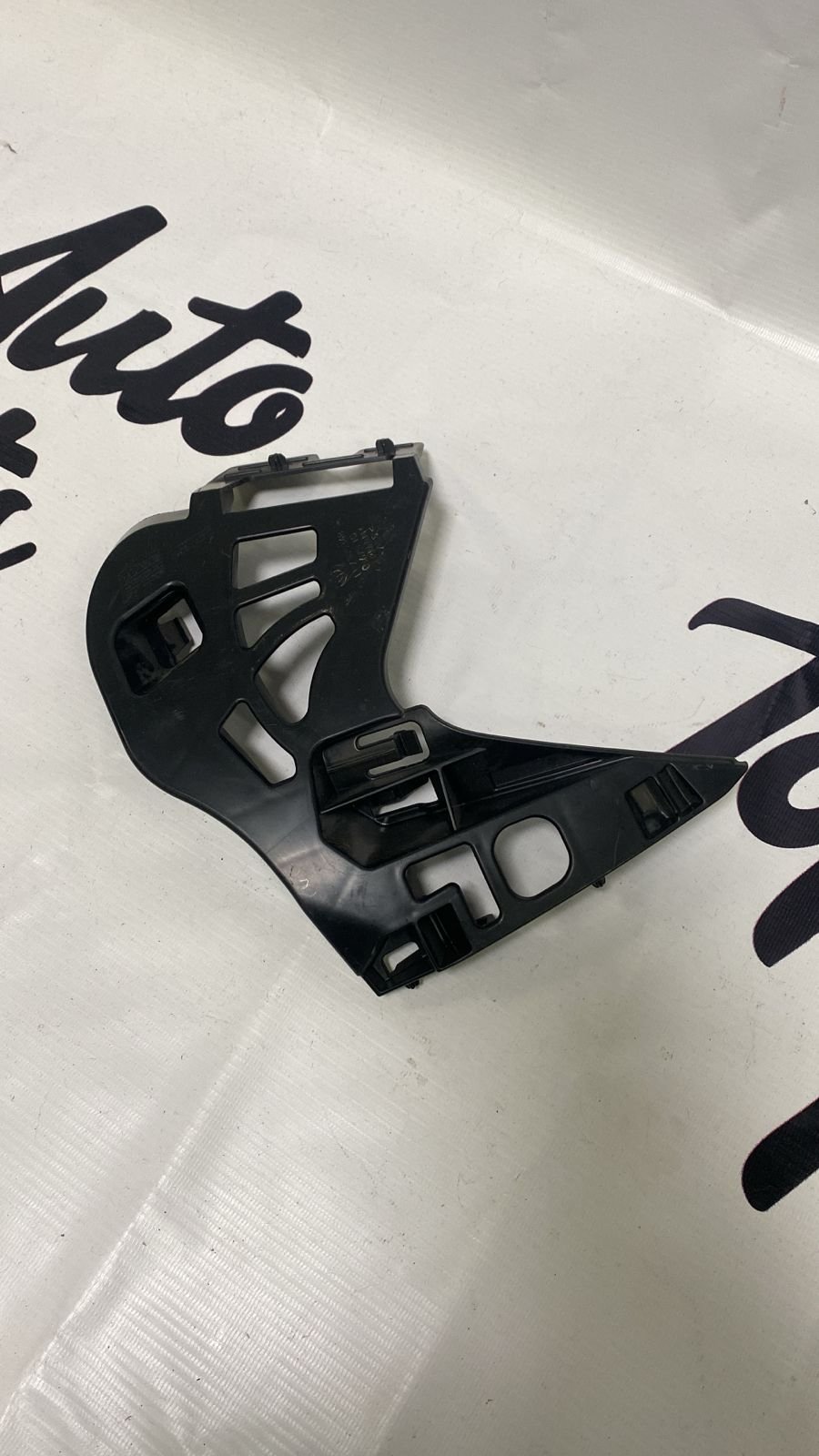 Кронштейн бампера передний BMW 5 series (G30, G31) 51117385348
