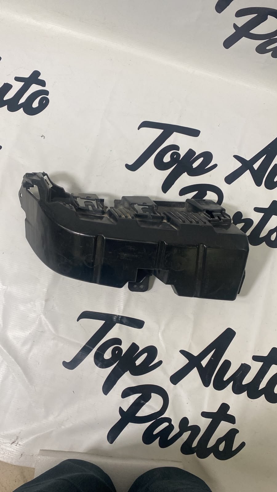 Кронштейн заднего бампера Ford Mustang VI (S550) JR3B17D961A