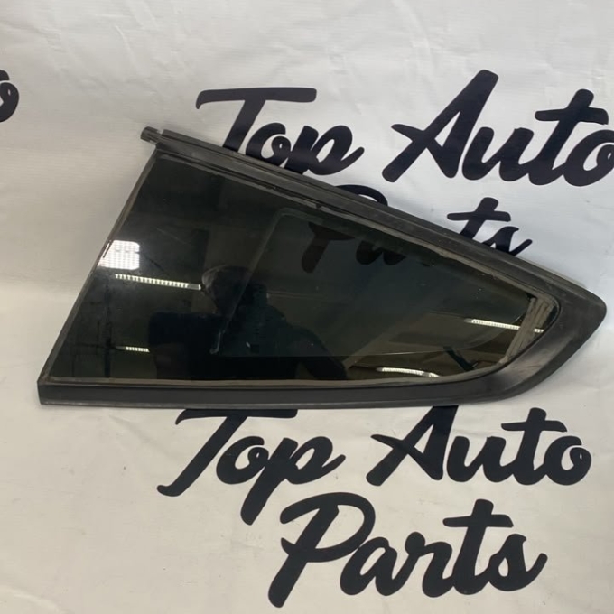 Левое заднее боковое стекло Ford Mustang VI (S550) JR3B6329701AA
