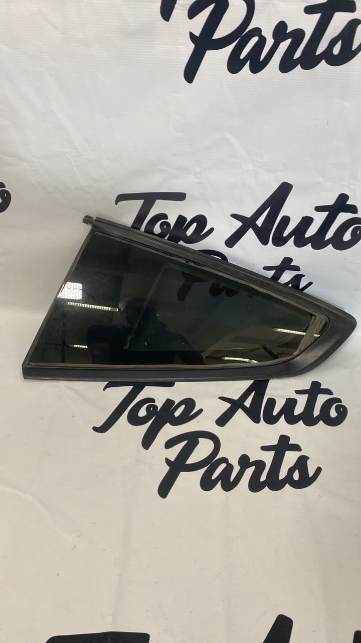 Левое заднее боковое стекло Ford Mustang VI (S550) JR3B6329701AA