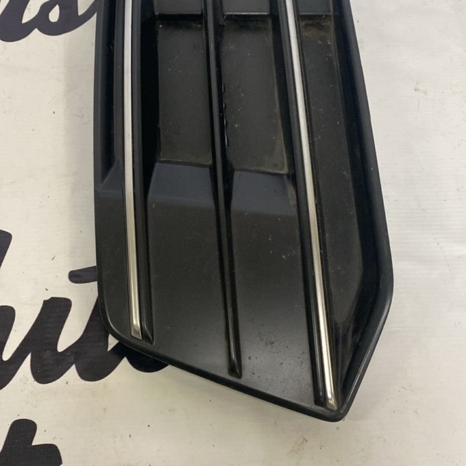 Накладка бампера (решетка) Audi Q5 / SQ5 (FY) 80A807681