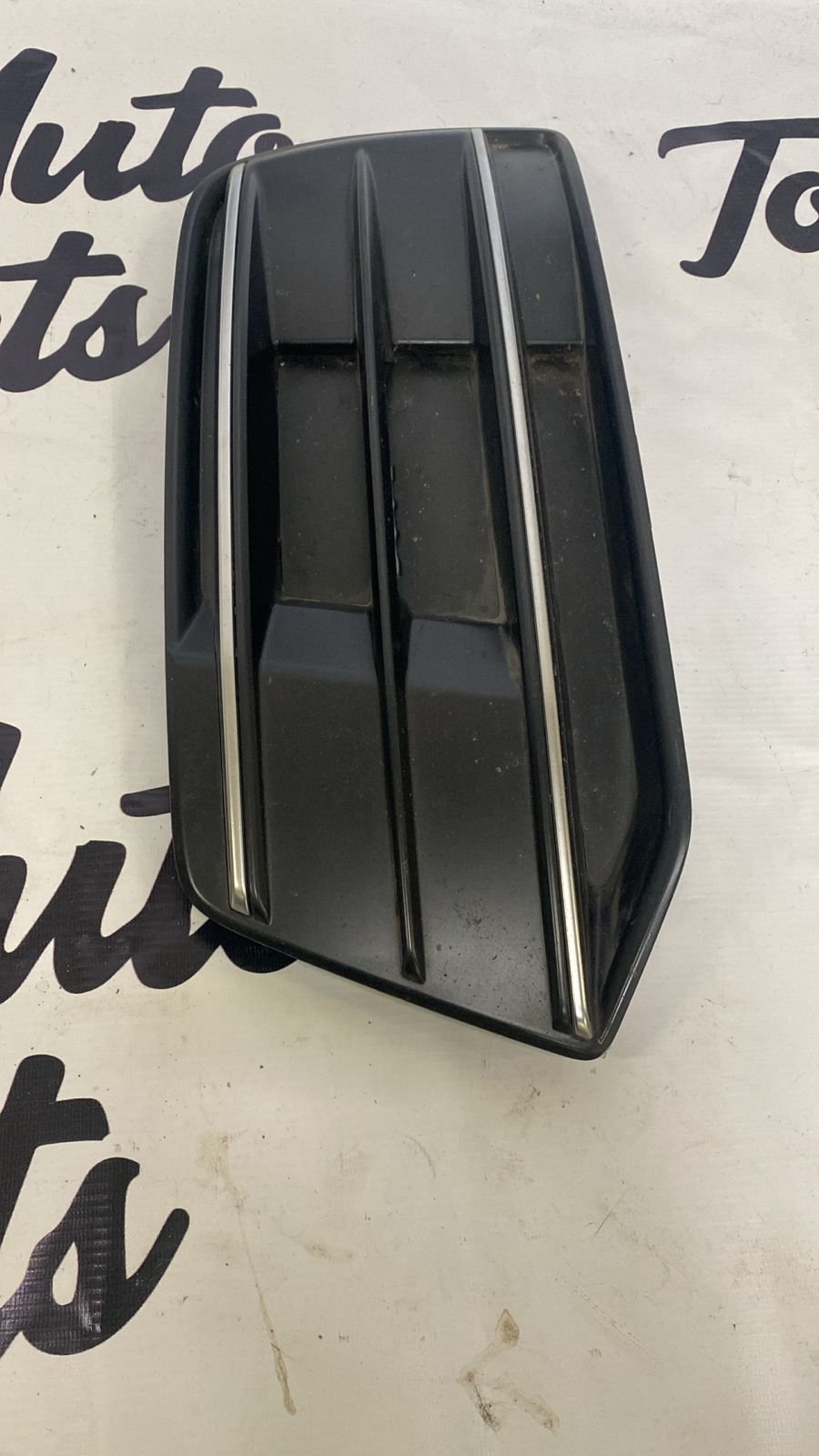 Накладка бампера (решетка) Audi Q5 / SQ5 (FY) 80A807681