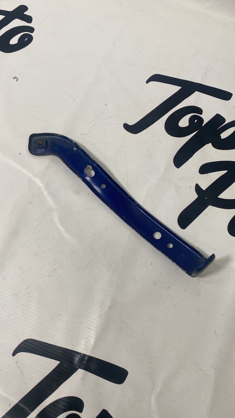 Передний кронштейн крыла Ford Mustang VI (S550) FR3B16C199BC