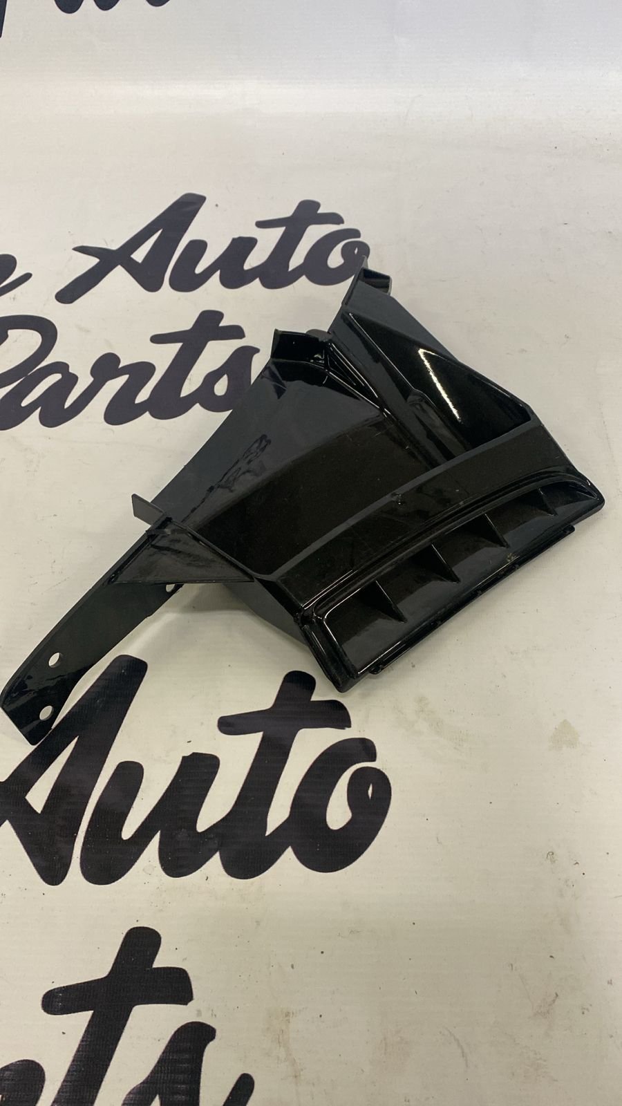 Вставка переднего крыла воздуховод Ауди Audi A4 / A5 (B9) 8W6121764B
